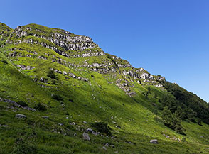 La verde conca ai piedi del Versante Nord di Corno alle Scale.