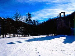 Lasciano un&rsquo;ombra antica i poveri resti della chiesetta di Santa Maria del Guasto (o San Martino?) nell&rsquo;alta Valle del Vasto o Raiale.
