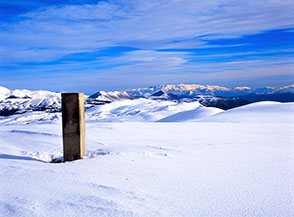 La colonnina del segnale trigonometrico posta a sud della cima di Monte Stabiata.