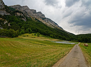 I campi in localit&agrave; Gombino alle pendici dello Stivo (sulla sx).