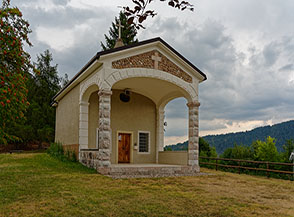 La chiesetta di Sant&rsquo;Antonio lungo la strada che ci riporta a Baita Castil.