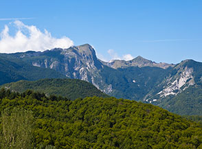 Il Monte Sumbra (sulla sx) ripreso da Careggine.