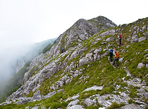 Il sentiero che si tiene sul fianco settentrionale della Cresta Est del Sumbra.