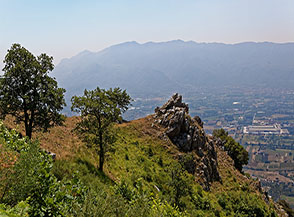 Il panoramico altare roccioso che s&rsquo;incontra lungo lo Stradello del Re al Taburno.
