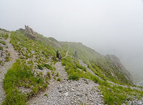Al Passo della Tambura il sentiero (Via Vandelli) che cala sul versante toscano.
