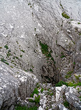 Affaccio sull&rsquo;imbuto roccioso collettore dell&rsquo;Abisso Roversi.