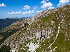 Scorcio sulla Valle dell&rsquo;Inferno ed in secondo piano la Cresta dei Sassetelli.