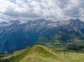 Dai prati dell&rsquo;Alpe del Tonale vista sui Monti della Presanella.