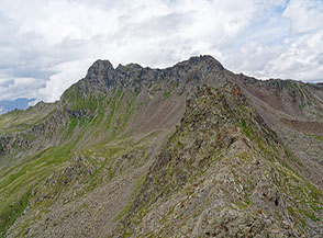 Lungo la cresta del Sentiero degli Austriaci con vista su Punta d&rsquo;Albiolo (a sx) ed il Torrione d&rsquo;Albiolo (al centro).