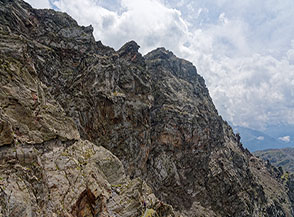 Scorcio sul severo Versante Nord di Punta d&rsquo;Albiolo traversato dalla Vai ferrata degli Alpini al Montozzo.