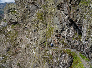 L&rsquo;attraversamento di un selvaggio canalone lungo la Via ferrata degli Alpini al Montozzo.