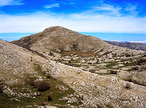 La piramide sommitale del Monte Ruazzo e il bell&rsquo;altopiano carsico sul versante meridionale.