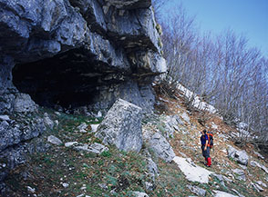 La Grotta di Monte Tirone sulla cresta degli Alburni.