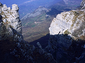 Una spettacolare gola che si apre lungo la Cresta Est del Monte Tirone.