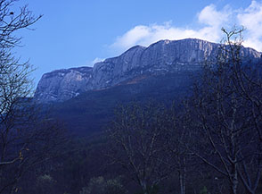 La dolomitica parete della Cresta Ovest del Monte Alburno.