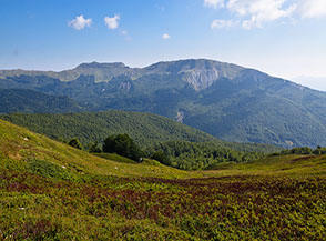 Dai Prati di Monte Vecchio vista sulla Valle del Dolo con l&rsquo;Alpe di Vallestrina e il Monte Ravino sullo sfondo.