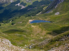 La conca glaciale che ospita il Lago Bargetana alle pendici del Monte Prato.
