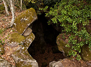 L&rsquo;oscuro ingresso del Pozzo del Diavolo nei pressi della cima centrale del Monte Venere.