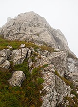 Ai piedi dello sperone roccioso che caratterizza la Cresta Nord-Est del Monte Ventasso.