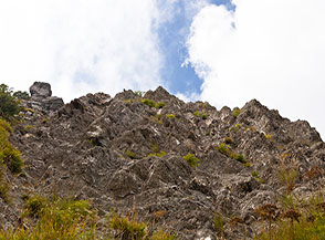Il caratteristico costone roccioso che il sentiero traversa per raggiungere Santa Maria Maddalena.