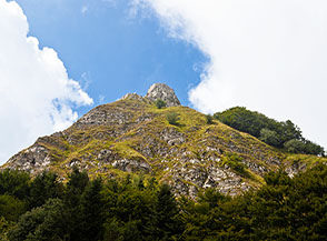 Lo sperone roccioso che domina la Chiesa di Santa Maria Maddalena.