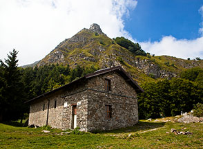 Il Bivacco di Santa Maria Maddalena ai piedi della Cresta Nord-Est del Ventasso.
