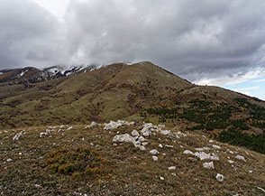 La cima di Colle Montone con sullo sfondo i pendii del Versante Sud del Monte Briccialone.