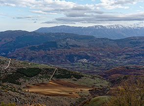 Vista sulla vallata che circonda Castel di Ieri.