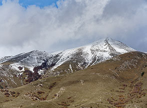 Il Monte Briccialone imbiancato dalla prima neve della stagione.