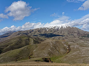 Vista sulla catena del Sirente, le cime sono nascoste dalle nubi ad eccezione: del Monte Briccialone, imbiancato dalla neve, e della Serra di Celano all&rsquo;estrema sx.