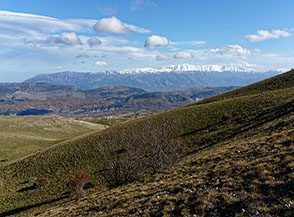 La bianca Majella si staglia all&rsquo;orizzonte mentre si sale sulla Cresta Nord-Ovest del Monte Ventrino.