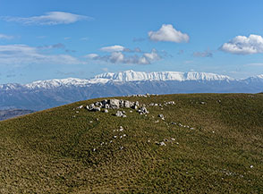 La catena della Majella scintilla di bianco mentre si sale lungo la Cresta Nord-Ovest del Monte Ventrino.
