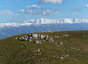 La catena della Majella scintilla di bianco mentre si sale lungo la Cresta Nord-Ovest del Monte Ventrino.
