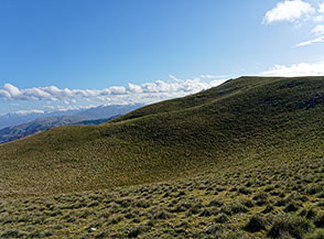L&rsquo;ampia dolina che precede la cima del Monte Ventrino.