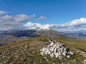 Dalla cima del Monte Ventrino vista verso la catena del Sirente.