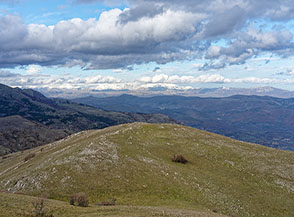 Lungo la via di discesa il colle di quota 1324m.