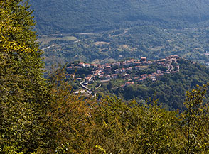 Vista su Canistro Superiore da una delle poche finestre lungo la salita verso l&rsquo;Aia Carosina.