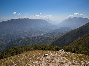 Vista sulla Val Roveto dal belvedere nei pressi dell&rsquo;Aia Carosina.