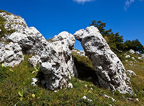 &ldquo;Il bacio di pietra&ldquo; (curiosa formazione rocciosa nei pressi della cima del Monte Viperella).