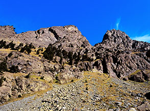 La Guglia delle Forciolline (al centro) si staglia nel cielo sopra la valle che porta il suo nome.