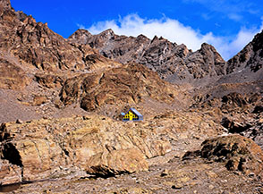 Il Bivacco Forciolline su un fantastico altopiano roccioso a 2800m. fra laghi, guglie e picchi altissimi.