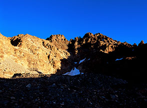 Punta Fiume (sulla sx) ed il Versante Sud del Monviso si accendono di luce.