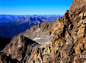 Uno sguardo a valle lungo la Via Normale da sud al Monviso.