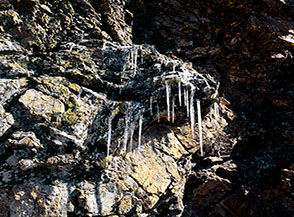 Coltelli di ghiaccio lungo la salita sulla Via Normale da sud al Monviso.