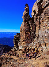 La guglia chiamata Becco o Testa dell&rsquo;Aquila, lungo la lungo la Via Normale da sud al Monviso poco prima di raggiungere la cima.