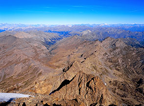 Dalla cima del Monviso panorama verso la Cresta Nord-Nord-Ovest lungo cui corre il confine italo-francese.