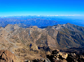 Dalla cima del Monviso panorama verso l&rsquo;Alta Valle Po, all&rsquo;orizzonte le cime pi&ugrave; alte delle Alpi.