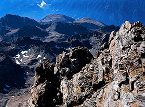 Dalla cima del Monviso scorcio a sud-sud-ovest, sul fianco della vicina Punta Nizza.