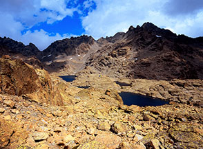Panorama sull&rsquo;altopiano roccioso con il bivacco (al centro) ed i laghi delle Forciolline, sullo sfondo in ombra Punta Dante.