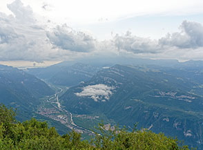 Vista su Ala nella Val Lagarina (ultimo tratto della Val d&rsquo;Adige) dal Monte Zugna.